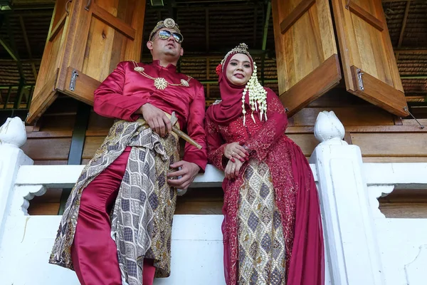 Javánské tradiční svatební pár nevěsta a ženich v garden — Stock fotografie