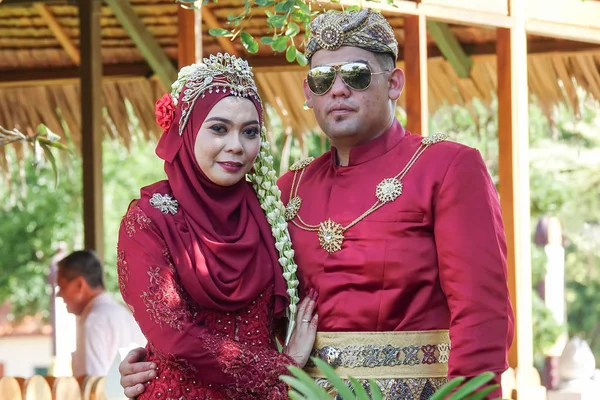 Boda tradicional de Java pareja novia y novio en el jardín —  Fotos de Stock