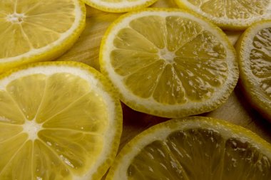 Ahşap arka plan taze limon dilimleri.