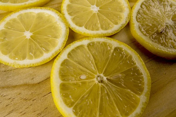 Свежие ломтики лимона на деревянном фоне . — стоковое фото