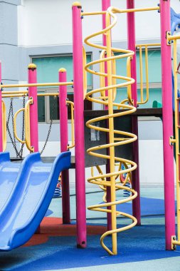 Çocuk eğlence için çeşitli ekipman ile Çocuk Bahçesi.