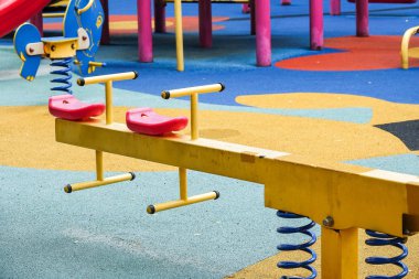 Çocuk eğlence için çeşitli ekipman ile Çocuk Bahçesi.