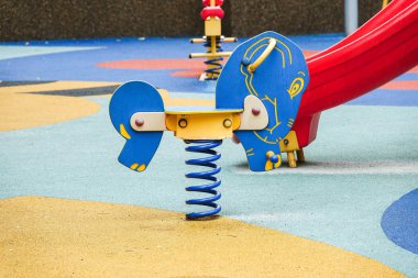 Çocuk eğlence için çeşitli ekipman ile Çocuk Bahçesi.