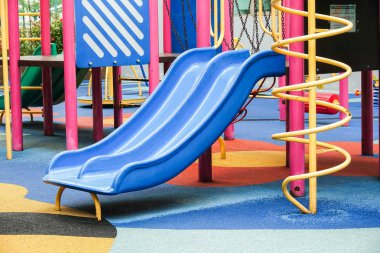 Çocuk eğlence için çeşitli ekipman ile Çocuk Bahçesi.