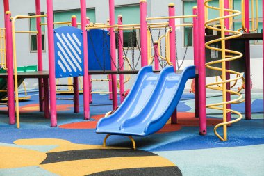 Çocuk eğlence için çeşitli ekipman ile Çocuk Bahçesi.