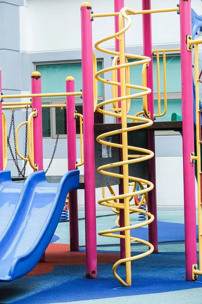 Çocuk eğlence için çeşitli ekipman ile Çocuk Bahçesi.