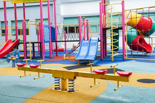Çocuk eğlence için çeşitli ekipman ile Çocuk Bahçesi.
