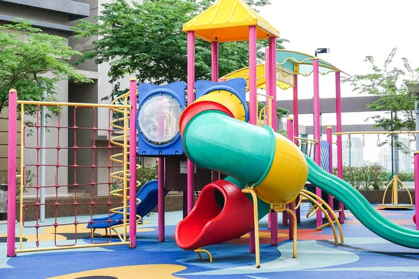 Parque infantil con varios equipos para el ocio infantil . — Foto de Stock