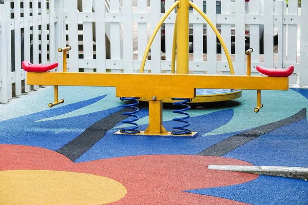 Parque infantil con varios equipos para el ocio infantil . —  Fotos de Stock