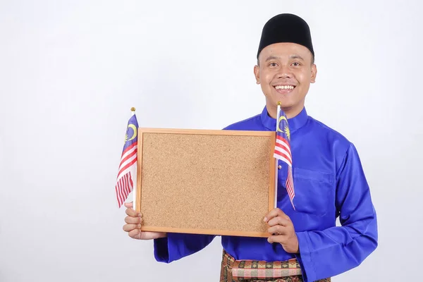 Joven asiático con bandera de Malasia para la celebración del Día Nacional . — Foto de Stock