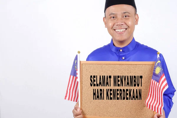 Asiatischer junger Mann mit malaysischer Flagge zum Nationalfeiertag — Stockfoto