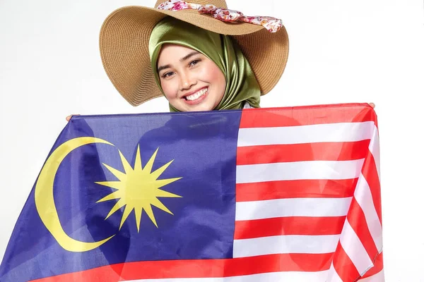 年轻美丽的夫人举行马来西亚国旗 Isoleted Whitebackground — 图库照片