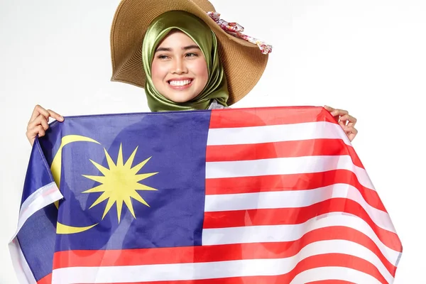 年轻美丽的夫人举行马来西亚国旗 Isoleted Whitebackground — 图库照片