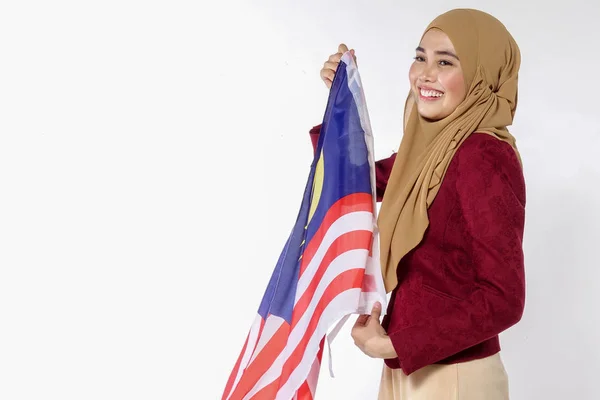 Joven Dama Hermosa Sostiene Bandera Malasia Aislado Campo Juego Blanco — Foto de Stock