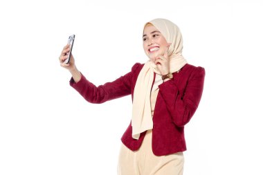 Güzel genç kadın alarak selfie. Kız kendini telefon ile fotoğraf çekimi.