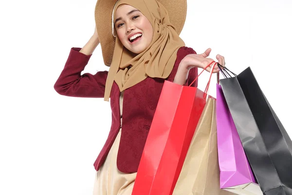 Retrato Una Hermosa Joven Musulmana Con Bolsas Compras —  Fotos de Stock