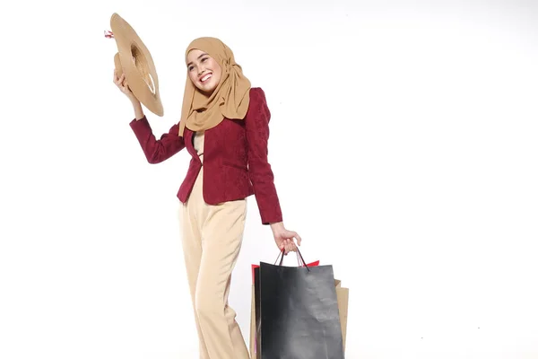 Retrato Una Hermosa Joven Musulmana Con Bolsas Compras —  Fotos de Stock