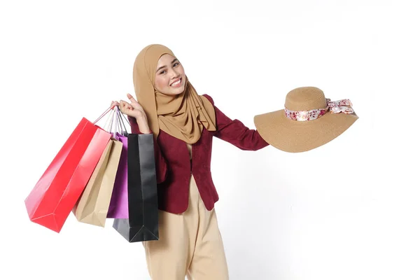 Retrato Una Hermosa Joven Musulmana Con Bolsas Compras — Foto de Stock
