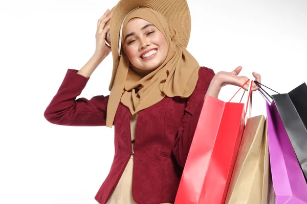 Retrato Una Hermosa Joven Musulmana Con Bolsas Compras —  Fotos de Stock