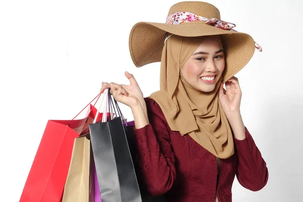 ショッピング バッグと美しい若いイスラム教徒の女性の肖像画 — ストック写真