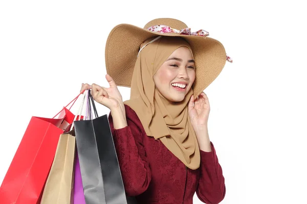 Retrato Una Hermosa Joven Musulmana Con Bolsas Compras —  Fotos de Stock