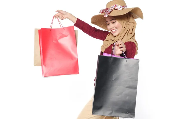 Retrato Una Hermosa Joven Musulmana Con Bolsas Compras —  Fotos de Stock