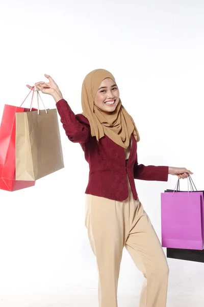 Portret Van Een Mooie Jonge Moslimvrouw Met Shopping Tassen — Stockfoto