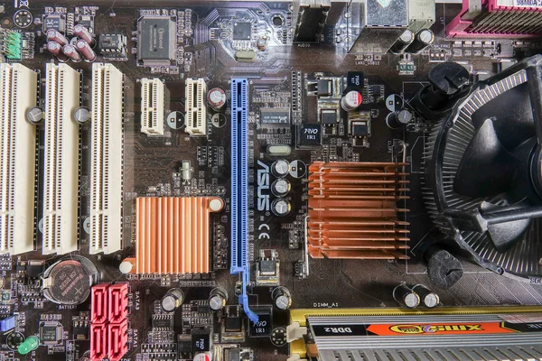 Kuala Lumpur, 15 de agosto de 2017: PCB Primer plano de la placa de circuito electrónico con procesador de CPU . — Foto de Stock