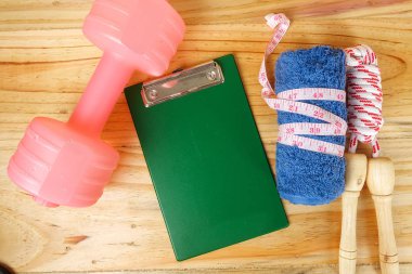 Etmek ve ahşap arka plan üzerinde ip atlama. Fitness ve sağlıklı yaşam konsepti.