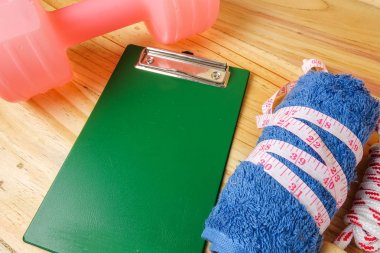 Etmek ve ahşap arka plan üzerinde ip atlama. Fitness ve sağlıklı yaşam konsepti.