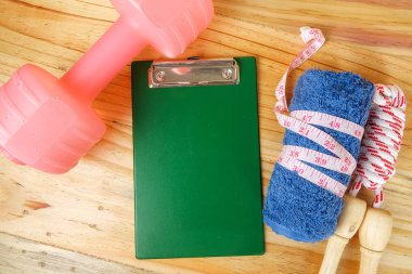 Etmek ve ahşap arka plan üzerinde ip atlama. Fitness ve sağlıklı yaşam konsepti.