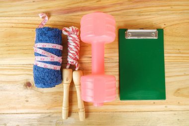 Etmek ve ahşap arka plan üzerinde ip atlama. Fitness ve sağlıklı yaşam konsepti.