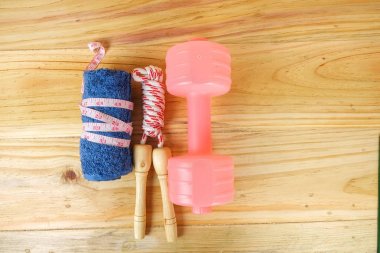 Etmek ve ahşap arka plan üzerinde ip atlama. Fitness ve sağlıklı yaşam konsepti.