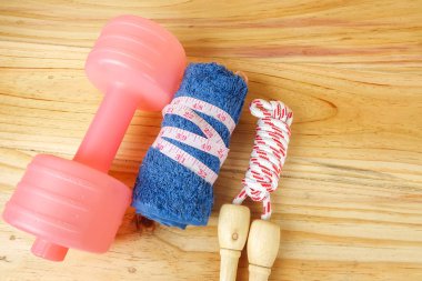 Etmek ve ahşap arka plan üzerinde ip atlama. Fitness ve sağlıklı yaşam konsepti.