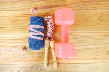 Etmek ve ahşap arka plan üzerinde ip atlama. Fitness ve sağlıklı yaşam konsepti.