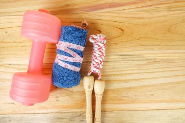 Etmek ve ahşap arka plan üzerinde ip atlama. Fitness ve sağlıklı yaşam konsepti.