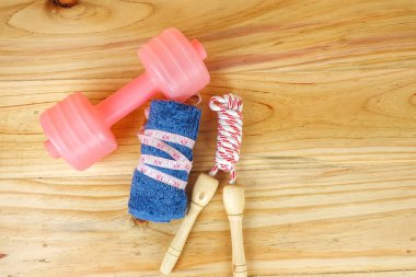 Etmek ve ahşap arka plan üzerinde ip atlama. Fitness ve sağlıklı yaşam konsepti.