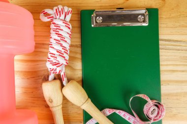 Etmek ve ahşap arka plan üzerinde ip atlama. Fitness ve sağlıklı yaşam konsepti.