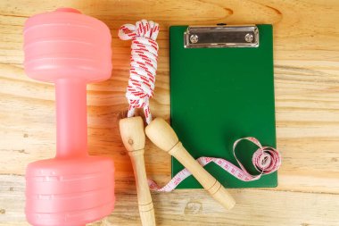 Etmek ve ahşap arka plan üzerinde ip atlama. Fitness ve sağlıklı yaşam konsepti.