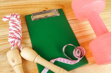 Etmek ve ahşap arka plan üzerinde ip atlama. Fitness ve sağlıklı yaşam konsepti.