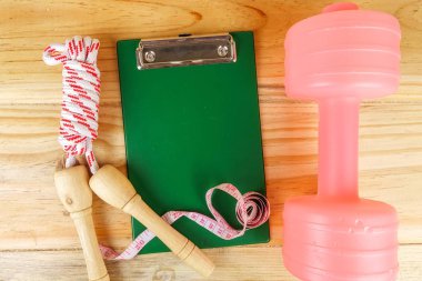 Etmek ve ahşap arka plan üzerinde ip atlama. Fitness ve sağlıklı yaşam konsepti.