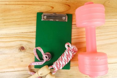 Etmek ve ahşap arka plan üzerinde ip atlama. Fitness ve sağlıklı yaşam konsepti.