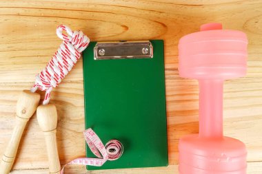 Etmek ve ahşap arka plan üzerinde ip atlama. Fitness ve sağlıklı yaşam konsepti.