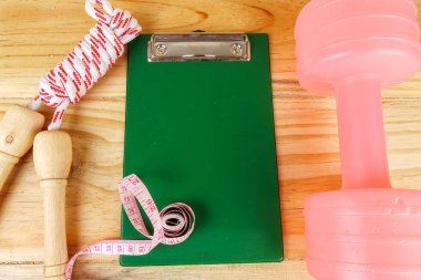 Etmek ve ahşap arka plan üzerinde ip atlama. Fitness ve sağlıklı yaşam konsepti.