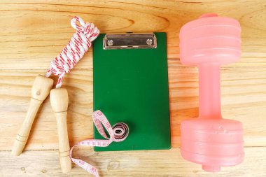 Etmek ve ahşap arka plan üzerinde ip atlama. Fitness ve sağlıklı yaşam konsepti.