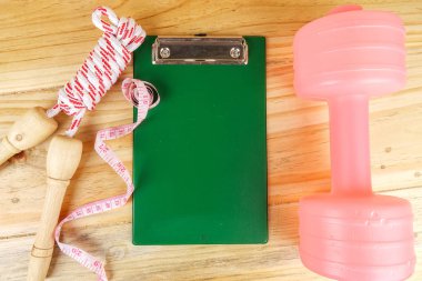 Etmek ve ahşap arka plan üzerinde ip atlama. Fitness ve sağlıklı yaşam konsepti.