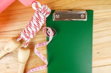 Etmek ve ahşap arka plan üzerinde ip atlama. Fitness ve sağlıklı yaşam konsepti.