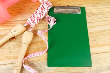 Etmek ve ahşap arka plan üzerinde ip atlama. Fitness ve sağlıklı yaşam konsepti.