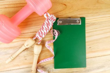 Etmek ve ahşap arka plan üzerinde ip atlama. Fitness ve sağlıklı yaşam konsepti.