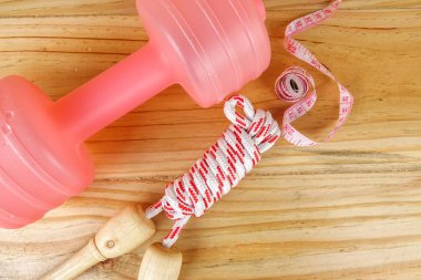 Etmek ve ahşap arka plan üzerinde ip atlama. Fitness ve sağlıklı yaşam konsepti.